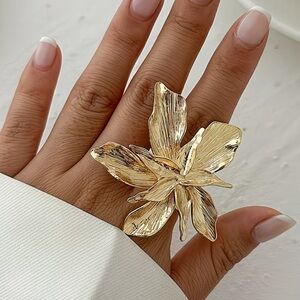 NEW Elegant Gold Floral Statement Ring. Trendy Flower Ring 🌸
Statement Ring 🌼